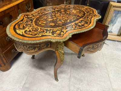 TABLE DE MILIEU VIOLONNEE NAPOLEON III EN MARQUETERIE