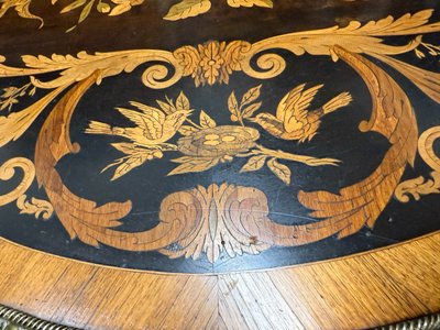 TABLE DE MILIEU VIOLONNEE NAPOLEON III EN MARQUETERIE