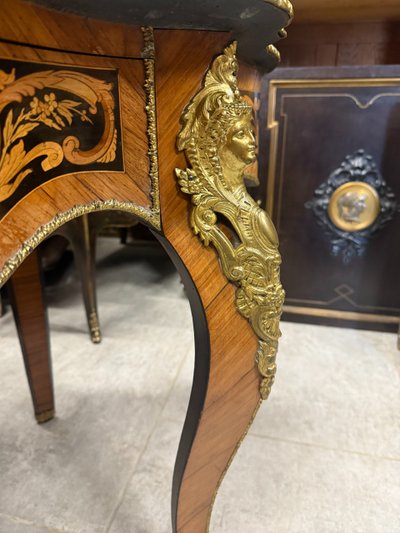 TABLE DE MILIEU VIOLONNEE NAPOLEON III EN MARQUETERIE