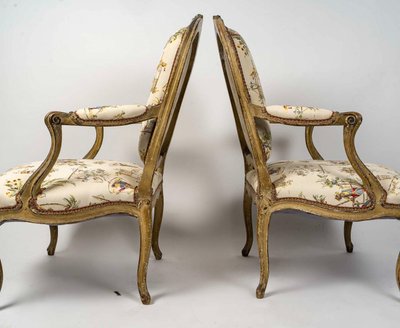 Paar breite Sessel aus naturfarbener Buche, lackiert, Epoche Louis XV, ca. 1740-1750