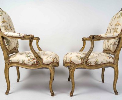 Paar breite Sessel aus naturfarbener Buche, lackiert, Epoche Louis XV, ca. 1740-1750