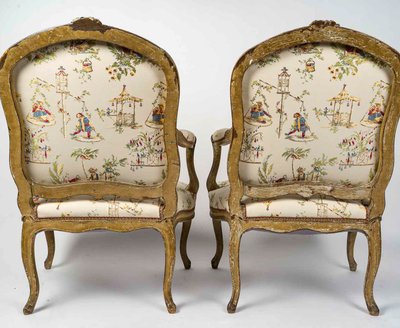 Paar breite Sessel aus naturfarbener Buche, lackiert, Epoche Louis XV, ca. 1740-1750