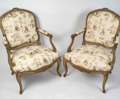 Paar breite Sessel aus naturfarbener Buche, lackiert, Epoche Louis XV, ca. 1740-1750