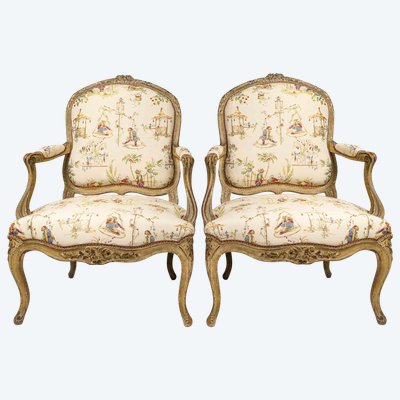 Paar breite Sessel aus naturfarbener Buche, lackiert, Epoche Louis XV, ca. 1740-1750