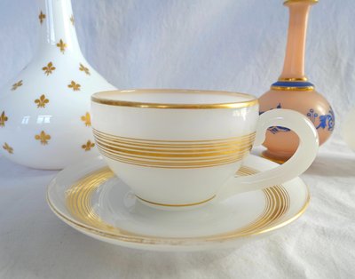 Baccarat - tasse à chocolat, opaline savonneuse rehaussée filets or - vers 1850
