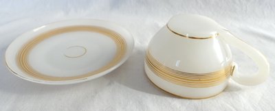 Baccarat - tasse à chocolat, opaline savonneuse rehaussée filets or - vers 1850