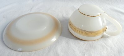 Baccarat - tasse à chocolat, opaline savonneuse rehaussée filets or - vers 1850