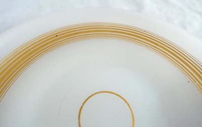 Baccarat - tasse à chocolat, opaline savonneuse rehaussée filets or - vers 1850