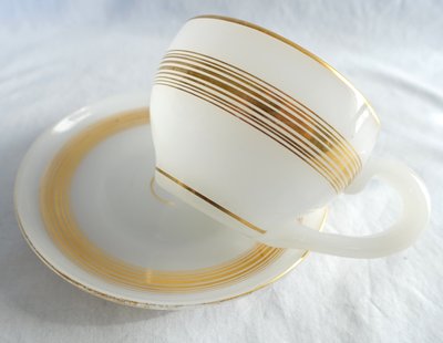 Baccarat - tasse à chocolat, opaline savonneuse rehaussée filets or - vers 1850