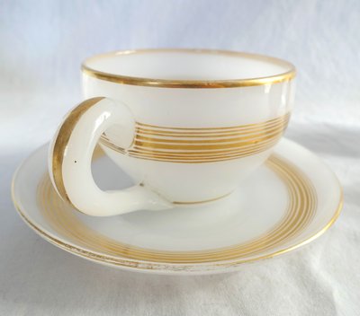 Baccarat - tasse à chocolat, opaline savonneuse rehaussée filets or - vers 1850