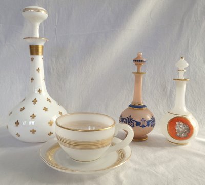 Baccarat - tasse à chocolat, opaline savonneuse rehaussée filets or - vers 1850