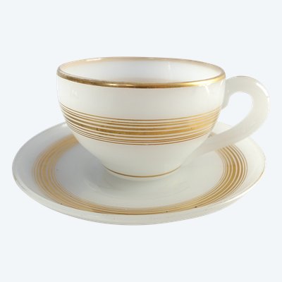 Baccarat - tasse à chocolat, opaline savonneuse rehaussée filets or - vers 1850