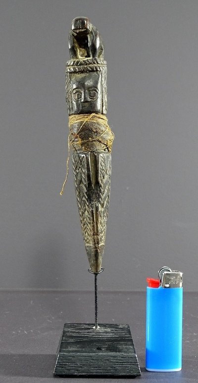Népal, Début Du XIXème Siècle, Rare Phurbu Miniature En Bois Sculpté Têtes Divinités Et Tigre.