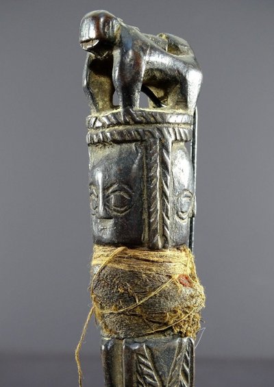 Népal, Début Du XIXème Siècle, Rare Phurbu Miniature En Bois Sculpté Têtes Divinités Et Tigre.