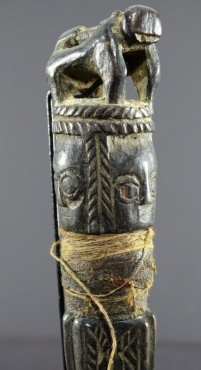 Népal, Début Du XIXème Siècle, Rare Phurbu Miniature En Bois Sculpté Têtes Divinités Et Tigre.