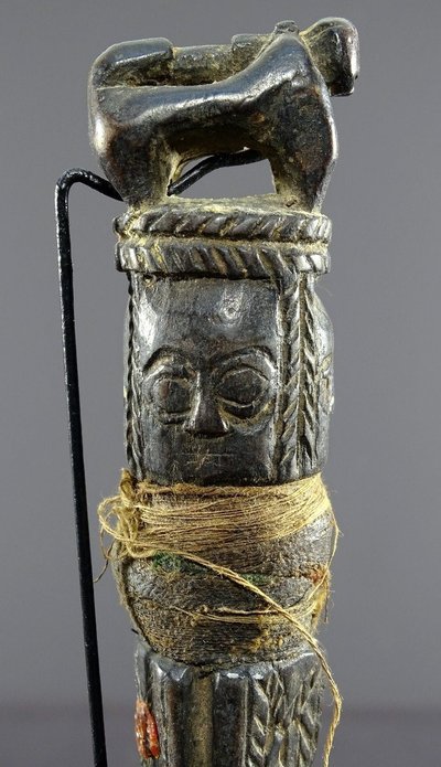 Népal, Début Du XIXème Siècle, Rare Phurbu Miniature En Bois Sculpté Têtes Divinités Et Tigre.