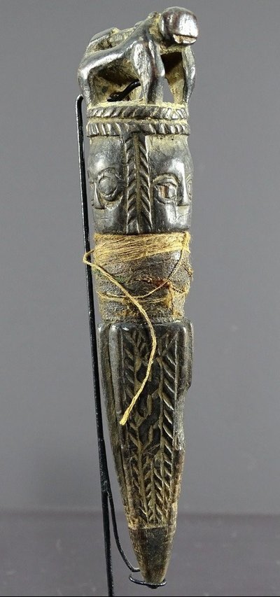 Népal, Début Du XIXème Siècle, Rare Phurbu Miniature En Bois Sculpté Têtes Divinités Et Tigre.