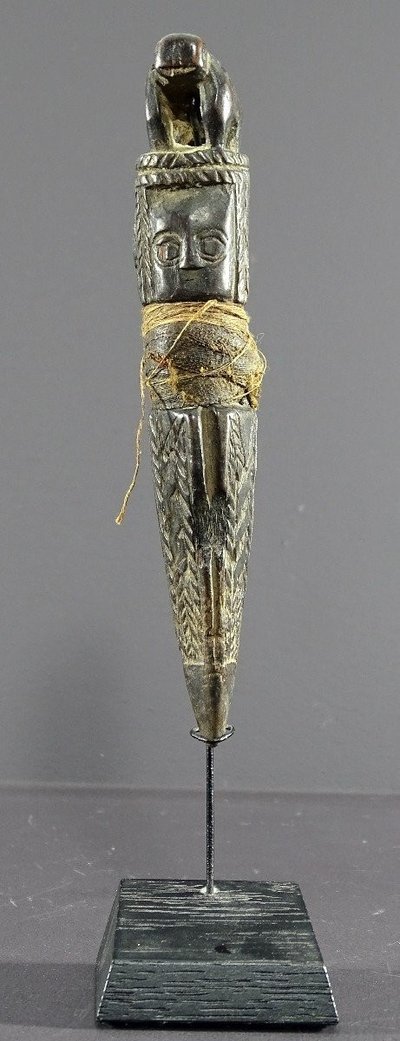 Népal, Début Du XIXème Siècle, Rare Phurbu Miniature En Bois Sculpté Têtes Divinités Et Tigre.