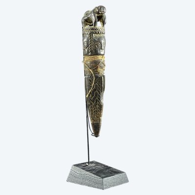 Népal, Début Du XIXème Siècle, Rare Phurbu Miniature En Bois Sculpté Têtes Divinités Et Tigre.