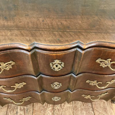 Armbrustkommode aus Nussbaumholz XVIII.