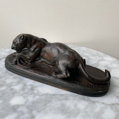 Leonessa in bronzo di Edouard Delabrièrre con patina marrone