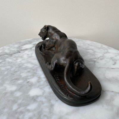 Leonessa in bronzo di Edouard Delabrièrre con patina marrone