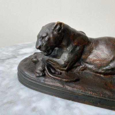Leonessa in bronzo di Edouard Delabrièrre con patina marrone