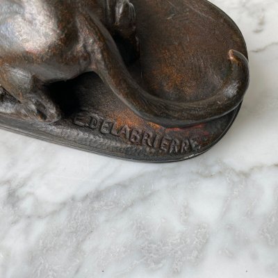 Leonessa in bronzo di Edouard Delabrièrre con patina marrone