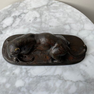 Leonessa in bronzo di Edouard Delabrièrre con patina marrone