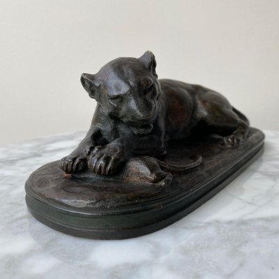 Leonessa in bronzo di Edouard Delabrièrre con patina marrone