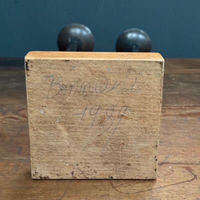 Candeliere a 2 luci battuto nel 1970 su base in legno