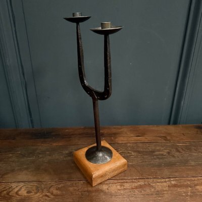 Candeliere a 2 luci battuto nel 1970 su base in legno