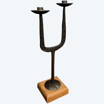 Candeliere a 2 luci battuto nel 1970 su base in legno