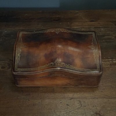 Schmuckschatulle aus Leder mit Eisenprägung XX. Jahrhundert Frankreich oder Italien