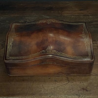 Schmuckschatulle aus Leder mit Eisenprägung XX. Jahrhundert Frankreich oder Italien