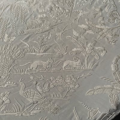 1900 Cina scialle tovaglia ricamata decorata con pagode, uccelli e fiori