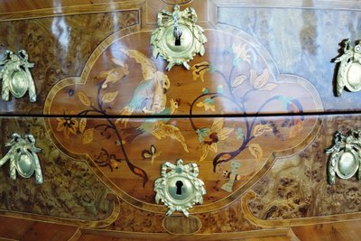 Cassettiera in intarsio di uccelli, Grenoble