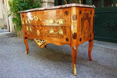 Cassettiera in intarsio di uccelli, Grenoble
