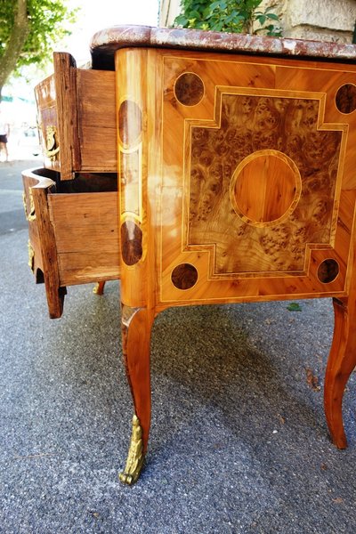 Cassettiera in intarsio di uccelli, Grenoble
