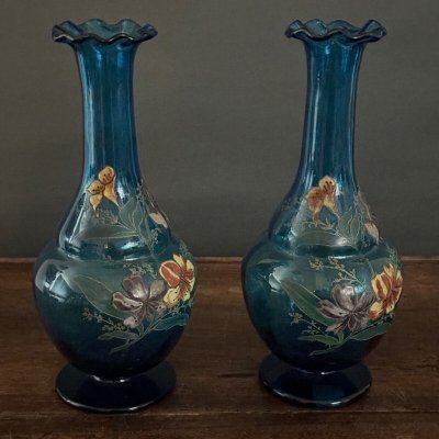 Coppia di vasi smaltati del 1900 con disegno floreale su fondo blu XX secolo