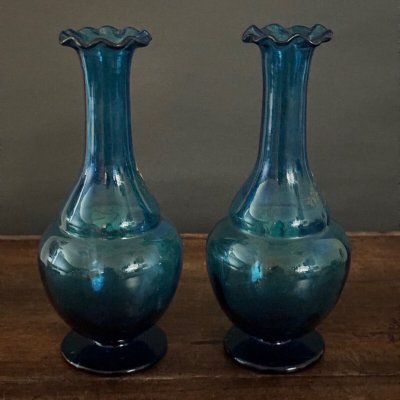 Coppia di vasi smaltati del 1900 con disegno floreale su fondo blu XX secolo