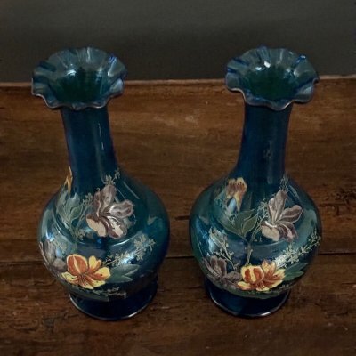 Coppia di vasi smaltati del 1900 con disegno floreale su fondo blu XX secolo