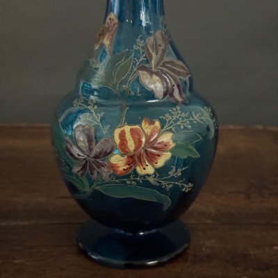 Coppia di vasi smaltati del 1900 con disegno floreale su fondo blu XX secolo