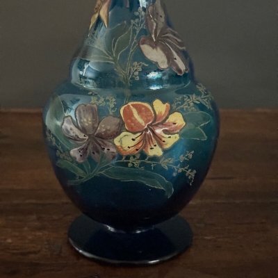 Coppia di vasi smaltati del 1900 con disegno floreale su fondo blu XX secolo