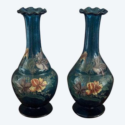 Coppia di vasi smaltati del 1900 con disegno floreale su fondo blu XX secolo