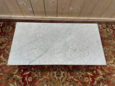 Table basse de style Louis XVI en bois doré et marbre de carrare 