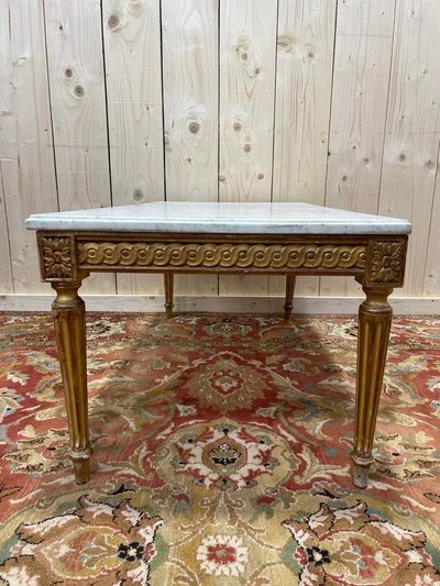 Table basse de style Louis XVI en bois doré et marbre de carrare 