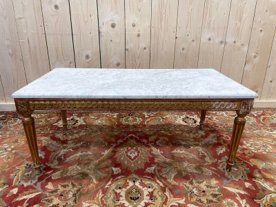 Table basse de style Louis XVI en bois doré et marbre de carrare 