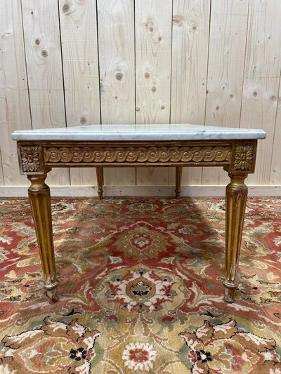 Table basse de style Louis XVI en bois doré et marbre de carrare 