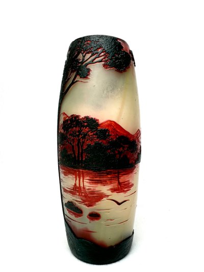 De Vez, vase with lake landscape design